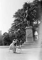 Karl XII:s Torg. Fotograf i Kungsträdgården vid Karl XII:s staty.