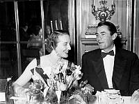 Södra Blasieholmshamnen 8, Grand Hotel, Spegelsalen. Amerikanske skådespelaren Gregory Peck med sin bordsdam grevinnan Marianne Lewenhaupt under middag arrangerad av 