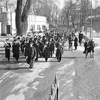 Militär musikkår leder tåget med skolbarn som besökt Skeppsholmen.