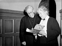 Minneshögtid för Thomas Masaryk, tjeckisk statsmannen och filosof, med anledning av att det var 100 år sedan han föddes. På bilden ses fr. v. Biskop Avlén och Författarinnan Amelie Posse.