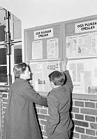 Två elever på Östra real, läser nystartade tidningen 