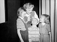 Birgit Rosengren-Arle med sina barn, Anita, Carina och Leif, på mannekänguppvisning i biografen Grand på Lidingö. 
