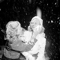 Fröken Ström och Fröken Olofsson kastar snöboll.