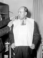 Överkonstapel N. A. Berni hos Stadspolisen provar en smugglarskjorta.