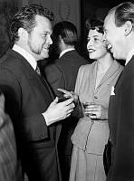 Orson Welles minglar med känt filmfolk på Restaurang Riche.