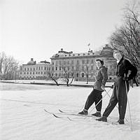 Två skollovslediga fröknar, Inga Hartvig och Boel Lindström åker skidor på Drottningholm.


