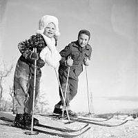 Två flickor åker skidor.