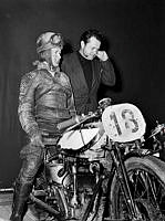 Orson Welles besöker Sandrews filminspelningsateljéer. Åke Söderblom ses sittandes på en motorcykel.