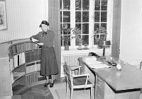 Bibliotekskonsulent Greta Linder i Biblioteksskolan på Hantverkargatan.