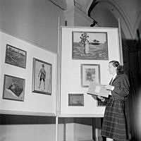 Fröken Harriet Waern vid pressvisningen av en vandringsutställning på Nationalmuseum.