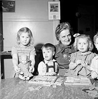 Fröken Blink tillsammans med barn på Katarina barnhem.