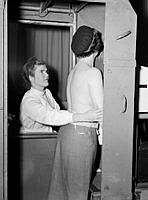 Regeringsgatan 11, Skärmbildscentralen. En kvinna gör en skärmbildsundersökning. (Vid en skärmbildsundersökning röntgade man lungorna och sökte efter tuberkulos, TBC).