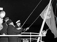 Israels flagga hissas på Svenskbyggd båt.