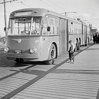 Västerbron. Visning av 150 000 kr  bussen av märket Alfa Romeo som trafikerade linje 98, Slussen - Gröndal. Bilden troligen tagen vid pressvisningen av bussen då den gick en specialrunda.