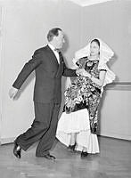 Danspedagogen Holger Rosenkvist visar mexikanskdans.