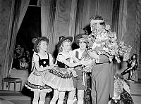 Barn hyllar operasångaren Leon Björker med blommor på Operan.