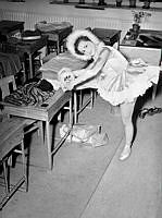 En ballerina i ett klassrum under gymnasistföreningen Genias vårfest.