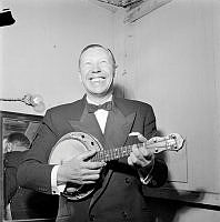 Porträtt på Georg Formby med en ukulele på Nöjesfältet, där han uppträdde samma kväll.