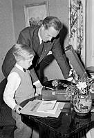 Axel Henricsson besöker nioåriga Olle Hardeby och överlämnar en resegrammofon i pris då han vunnit en barntävling. Tävlingen gick ut på att namnge en seriefigur, Olles bidrag var 