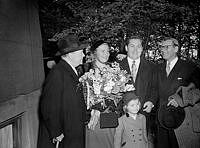 Jussi Björling med sin maka Anna-Lisa och dotter på Skansen. På bilden ses även fr. v. Anders De Wahl och längst till höger Edvin Adolphson.