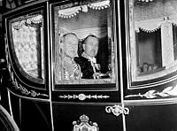 Danmarks ambassadör Knud Aage Monrad-Hansen i sjuglasvagnen på väg till Kungliga slottet.