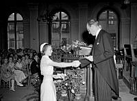 Stipendium delas ut i Nya Elementarskolan. Dagen efter, 7 juni 1950 höll skolan sin sista årsavslutning.