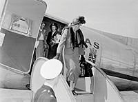 Eleanor Roosevelt ankommer med flyget till Bromma.