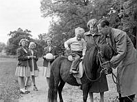 Kungens födelsedag firas på Drottningholm. Prins Carl Gustaf rider på en häst.