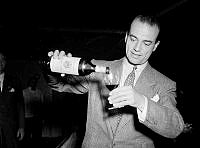 Vinkännare M. Edouard Kressman häller upp ett glas vin.