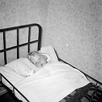 7- åriga Björn Nilsson vilar i en säng. Björn försvann från barnkolonin i Lännersta och återfanns nästan ett dygn senare vid en badplats i Gustavsberg och återförenades med sina föräldrar.