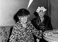 Grand Hotel. Porträtt av bostondamerna Miss Jane Sewall fr. v. (82 år) och miss Adelle Rawson (71 år). De besöker Sverige, som reseledare för fem andra bostondamer.