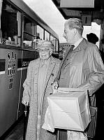 Bromma flygplats. 92-åriga amerikanska botanisten miss Alice Eastwood med professor Carl Skottsberg vid flygbussen in till stan. Eastwood var Heders- och ålderspresident på Botanistkongressen.