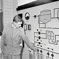 Loudden. Reningsverket, Manöverhuset. Maskinist Herbert Johansson demonstrerar den centrala manövertavlan.