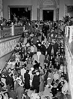 Södra Blasieholmshamnen 2. Midnattskonsert på Nationalmuseum, publik sittande i trappan. Sixten Ehrling dirigerade en 20-mannaensemble ur radioorkestern.