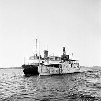 Båten Ljusterö som gått på grund bogseras till Stockholm.