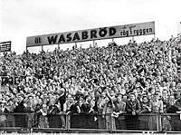 Råsundastadion. Publiken på 37 677 personer följer fotbollslandskampen mellan Sverige och Jugoslavien. Landslaget fick stryk med 1-2.