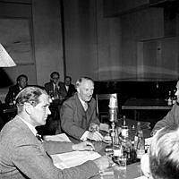 Bondeförbundet intervjuas, inför valet, i radio. I mitten av bilden, partiledare Gunnar Hedlund.