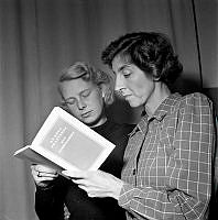 Två kvinnor läser valbok, 