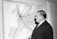Norrmalmstorg 1. Lord Douglas, chef för British European Airways (B.E.A.), betraktar kartan över BEA:s rutter.