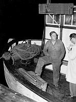 Skepparen Bernhard Hansson på en båt. Hansson räddade överlevande från en minsprängd fiskebåt från Hönö.