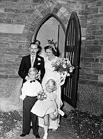 Laboratoriegatan 1, Engelska kyrkan. Bröllop mellan W. Munro- Jenrings och Helene Svenonius. Grupporträtt med brudparet och två barn utanför kyrkan.
