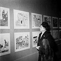 Stureplan 4. Utställning av skolbarns teckningar. Fröken Célie Brunius tittar.