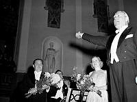Hötorget 8, Konserthuset. Operasångaren Einar Larsson utbringar ett leve för paret Björling under avskedskonsert.