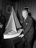 Felix Brandsten med en modell av sin segelbåt Adventure.
