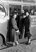 Två kvinnor på väg att stiga på Svenska Dagbadets kyrkbuss.