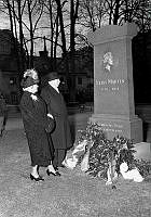 Adolf Fredriks kyrkogård. Avtäckning av minnessten och en hyllningsceremoni för konstnären Elias Martin. På bilden ättlingarna Sigrid och Gösta Ekmarck.