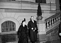 Drottningholms slott. Gustaf VI Adolf och Louise Mountbatten har besökt den avlidne Kung Gustaf V. Kungen avled kl. 8.35 på förmiddagen i en ålder av 92 år.