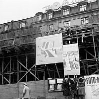 Klarabergsgatan 68, Centralplan. Några arbetare från gatukontoret hänger upp en orienteringsskylt som informerar om Klarabergsleden.