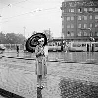 Tegelbacken. En kvinna med paraply.