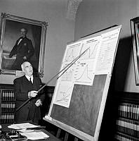Järnvägsstyrelsen. Distriktschef Markland demonstrerar 1950 års trafiktoppar med ett diagram.